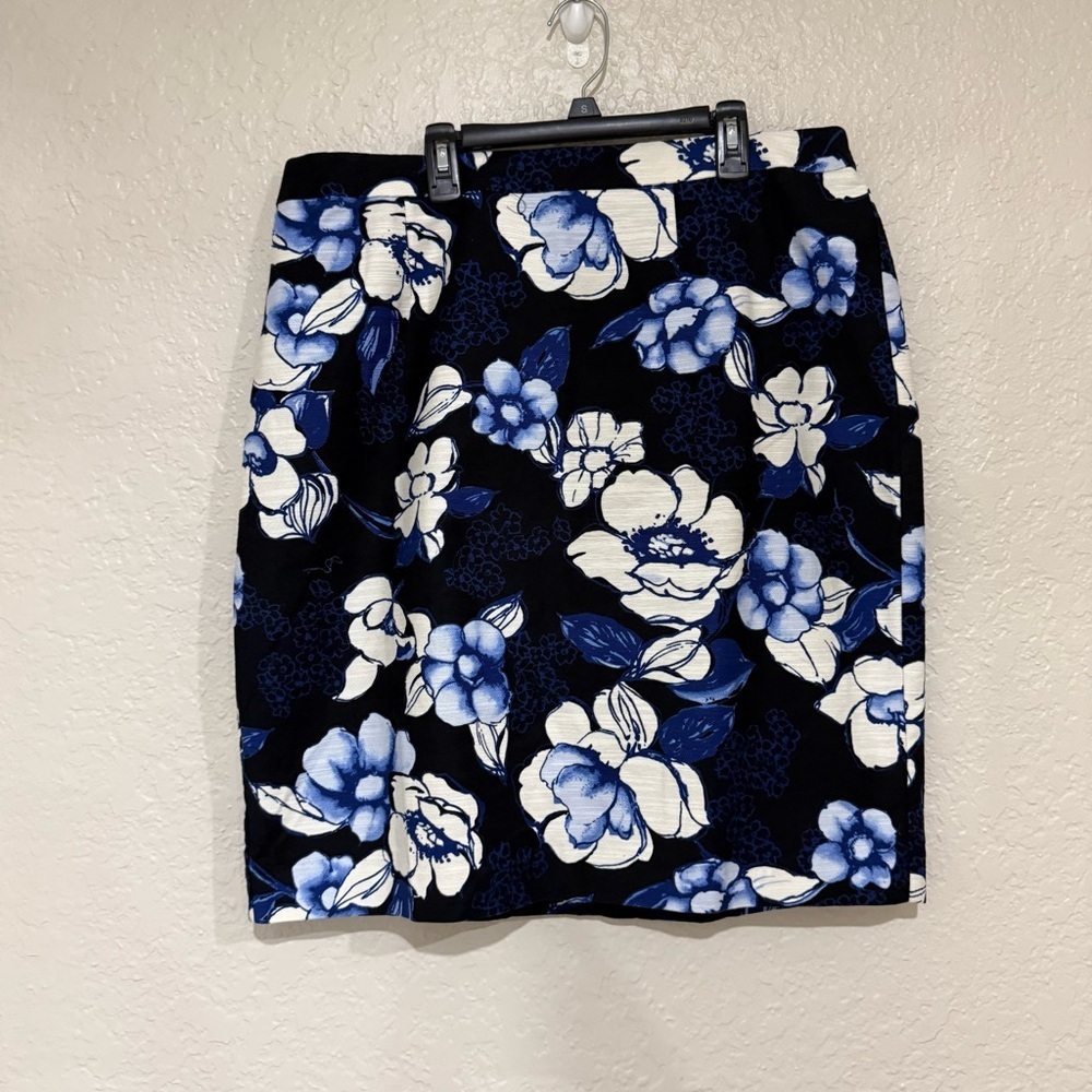 Talbots Floral Pencil Skirt Black and Blue Size 14W Preppy Chic Modern Feminine